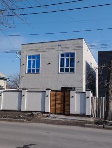 比什凯克Pravda的街道前有木门的灰色房子