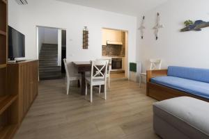 卡奥莱Casa Sincielli的配有一张床和一张桌子及椅子的房间