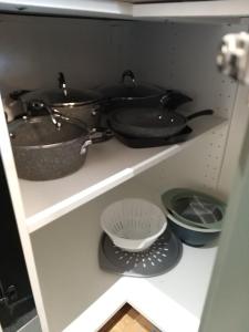 奇德尔休姆The Annexe Cheadle Hulme的架子上带两个锅碗瓢盆的厨房