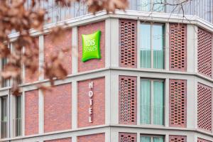 伯尔尼ibis Styles Bern City的建筑物一侧的一块大眼标牌