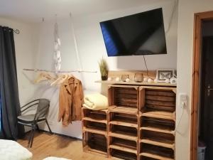 蒙绍Ferienwohnung Zum Moor的客厅的墙上配有电视