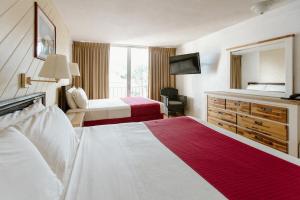 克里斯琴斯特德上岛酒店的酒店客房,设有两张床和镜子