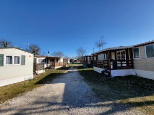 利多迪耶索罗Campeggio Don Bosco的土路上的一排移动房屋
