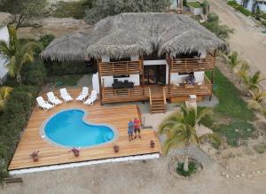 洛斯拉甘斯Casa Ananda Peru的享有带游泳池的房屋的空中景致