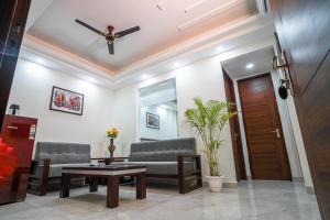 The Lodgers 1 BHK Serviced Apartment Golf Course Road Gurgaon的休息区