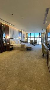 海米斯穆谢特White House Apartments的大型酒店客房,配有一张床和一张书桌
