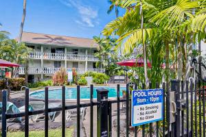 科纳Kona Islander Inn 147 Tropical Oasis的游泳池屋前围栏上的标志