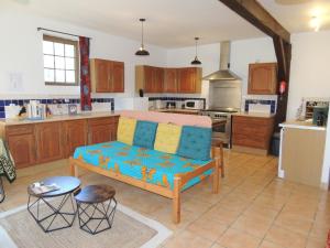 Neuville-sur-TouquesLA VILLA QUI A DU CHIEN的客厅设有沙发,厨房设有