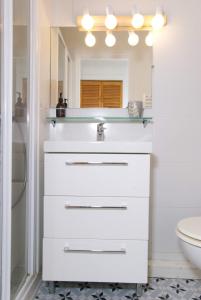 拉罗谢尔La Mariennée的白色的浴室设有水槽和镜子
