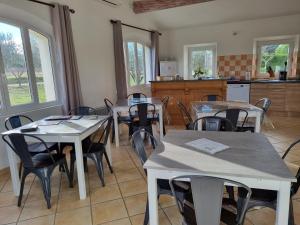 Montbrison-sur-LezLa Fanette的厨房以及带桌椅的用餐室。