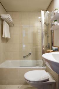 特拉维夫马克西姆3星级高级设计酒店的带淋浴、卫生间和浴缸的浴室