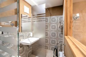 巴特科尔格鲁布SEINZ Wisdom Resort - Bio-Hotel vegan-vegetarisch的一间带水槽和镜子的浴室