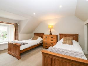 InchmillWhite Hillocks Farm House的一间卧室设有两张床和窗户。
