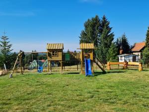弗雷德里希斯布鲁恩Harz Pension的一个带游乐场的公园,配有游戏设备