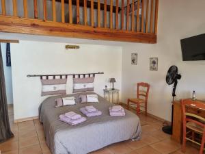 Montbrison-sur-LezLa Fanette的一间卧室配有一张床,上面有两条毛巾