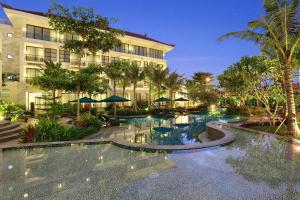努沙杜瓦努沙杜瓦巴厘酒店的大楼前设有游泳池的酒店