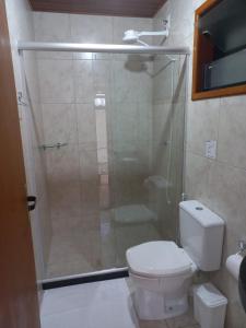 圣佩德罗塞拉Suites Estrela的带淋浴和白色卫生间的浴室