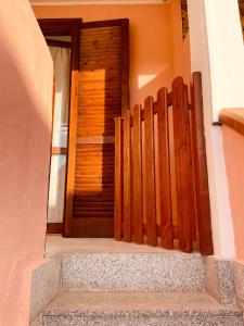 维拉西米乌斯Casa Jane的木门房子的木门