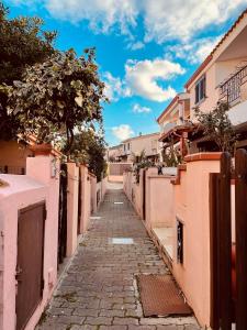 维拉西米乌斯Casa Jane的一座拥有粉红色建筑的小镇小巷