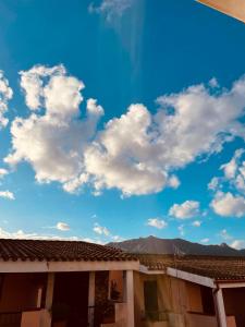 维拉西米乌斯Casa Jane的蓝天,在建筑上方有白色云
