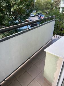 格但斯克Apartament Baltic Sea的阳台配有栏杆和白色桌子。