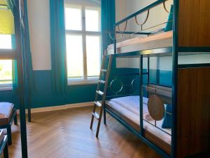 柏林柏林经典格兰德旅舍的客房设有两张双层床和蓝色的墙壁。