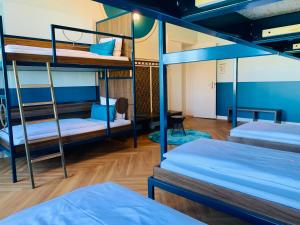 柏林柏林经典格兰德旅舍的一间设有三张双层床的客房
