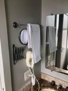 贝洛奥里藏特Condomínio Max Savassi Superior apto 1502的浴室配有盥洗盆、镜子和毛巾
