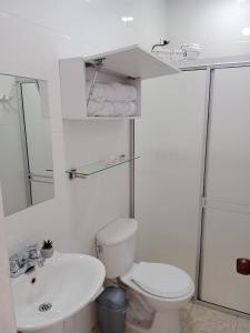 拉维加Hotel Cafetero Valparaíso的白色的浴室设有卫生间和水槽。