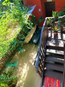 蒙特苏马Pura Vida Hostel的房屋旁有盆栽的楼梯