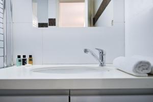 特拉维夫Winds of Change by HolyGuest的白色的浴室设有水槽和镜子