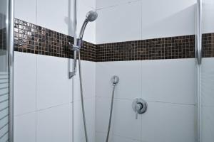 特拉维夫Winds of Change by HolyGuest的浴室铺有黑白瓷砖,设有淋浴。