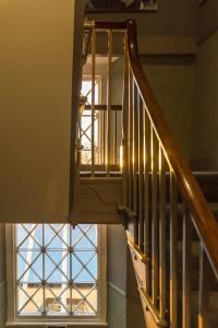 纳伯斯Top Joe's Townhouse的楼梯,带窗户和楼梯间