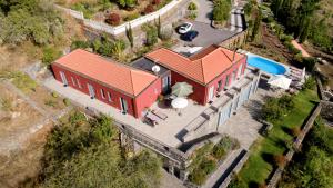 蒂哈拉费Villa Atlantico - beheizter Pool, Sauna的享有红色屋顶房屋的顶部景色