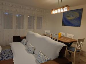 科巴罗Apartamento playa de Chancelas, Pontevedra的客厅配有沙发和桌子