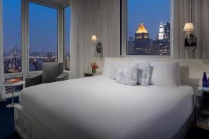 纽约野茂苏荷酒店的一张大白色床,位于酒店带窗户的房间内