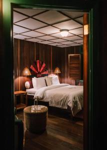圣赫拉多德多塔特罗根旅社的一间卧室配有一张床和一面大镜子