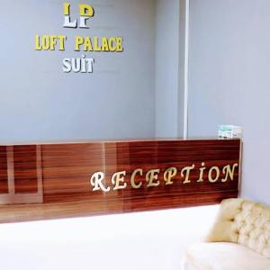 内夫谢希尔loftpalacesuit的一张在房间沙发的酒店标志