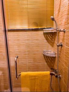 AshaimanRabban Apartment的浴室里设有黄色毛巾淋浴