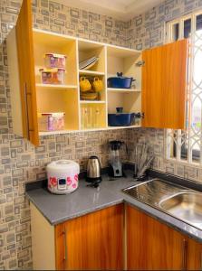 AshaimanRabban Apartment的厨房配有木制橱柜和台面