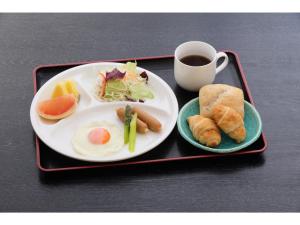 草津Kusatsu Onsen 326 Yamanoyu Hotel - Vacation STAY 10349v的盘子,盘子上放着一盘食物和一杯咖啡