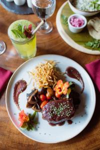 圣赫拉多德多塔特罗根旅社的桌上一盘带肉和蔬菜的食物