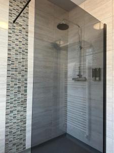 泰恩河畔纽卡斯尔Bentinck Apartments的浴室里设有玻璃门淋浴