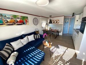 德科赫Beachhouses Texel的客厅配有蓝色的沙发和桌子