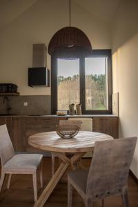 PontecesoBalarés Hotel da Natureza的厨房配有桌椅和窗户。