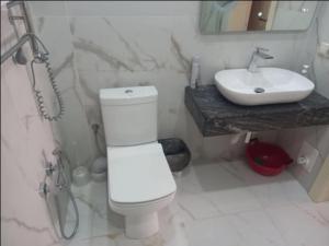 伊斯坦布尔comfortable 3-room apartment的一间带卫生间和水槽的浴室
