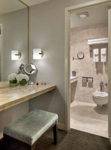 旧金山汉德利联合广场酒店的浴室配有卫生间、盥洗盆和淋浴。