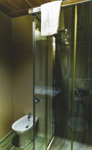 托莱多HOSTAL NOGUERAS 3的一间带玻璃淋浴和水槽的浴室