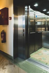 托莱多HOSTAL NOGUERAS 3的电梯,位于一间有地板的房间