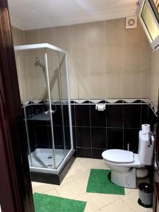 卡萨布兰卡hz的带淋浴和卫生间的浴室